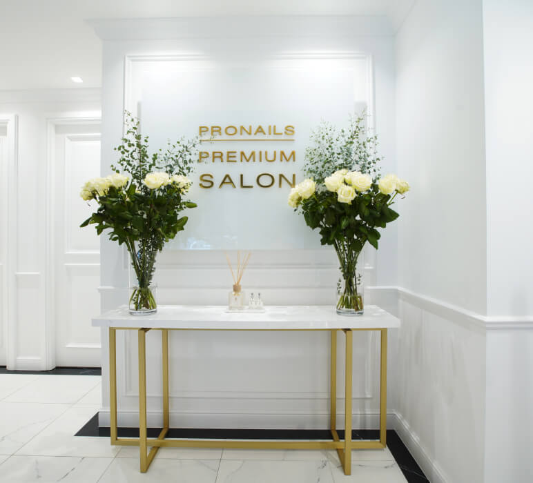 Pronails Premium Salon Novi Sad, bele ruže, zlatno i belo